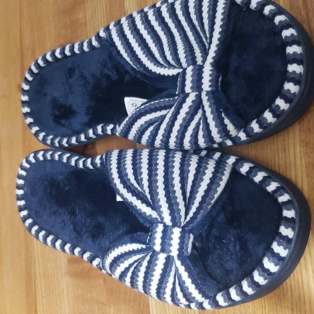 Dena Lives size medium 7/8